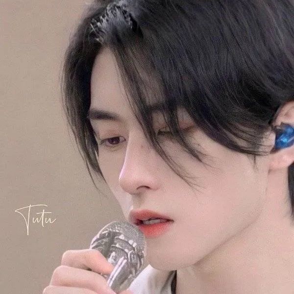 邓孝慈头像 宝换头像了