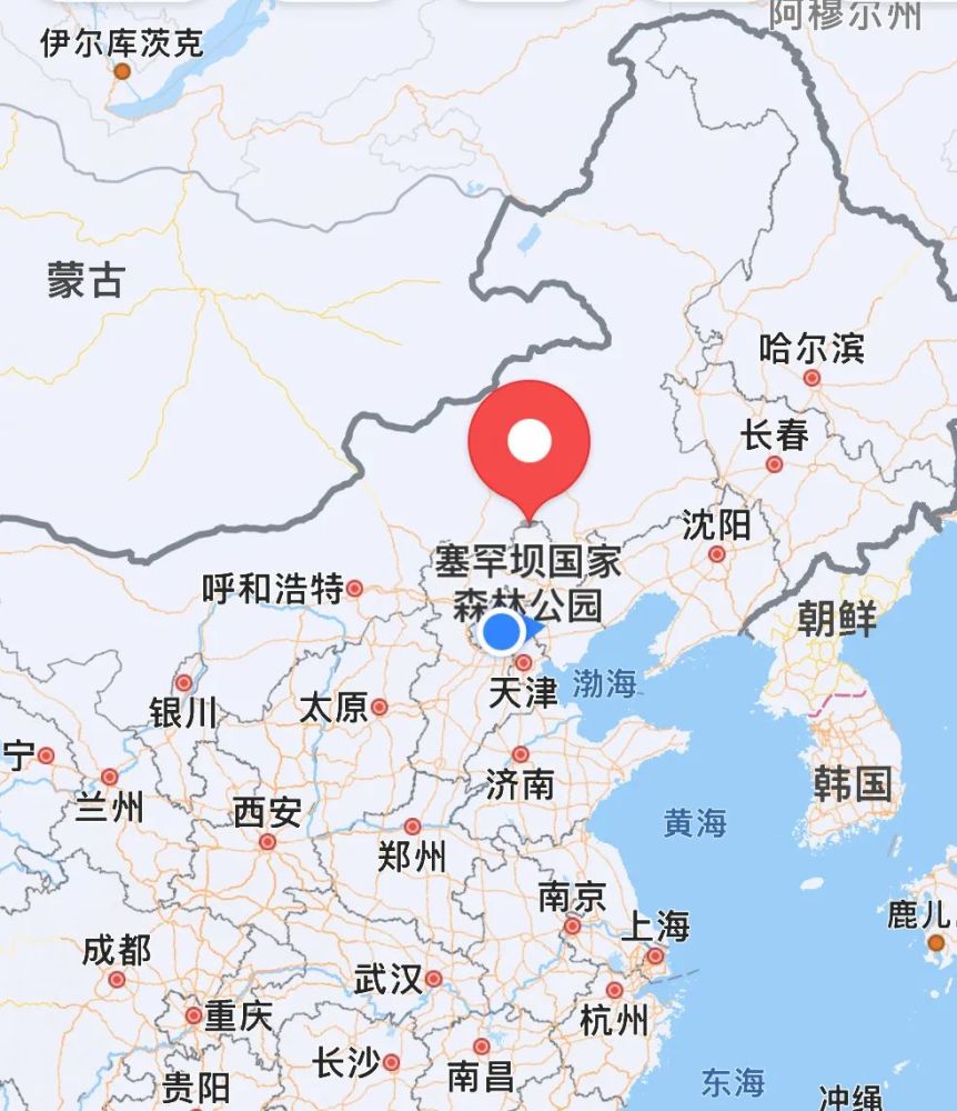 在地图上看,大概是这么一个位置,上面红色的定位键是塞罕坝,下面蓝色