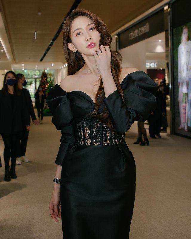 47岁林志玲近照脸有点浮肿,戴蕾丝发带复古优雅,笑容依旧很甜_腾讯