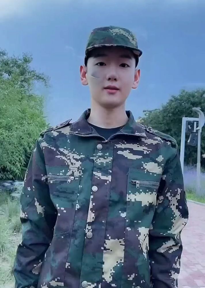 "吃个桃桃"风小逸剪寸头,换上军训服,终于像个正常男生了