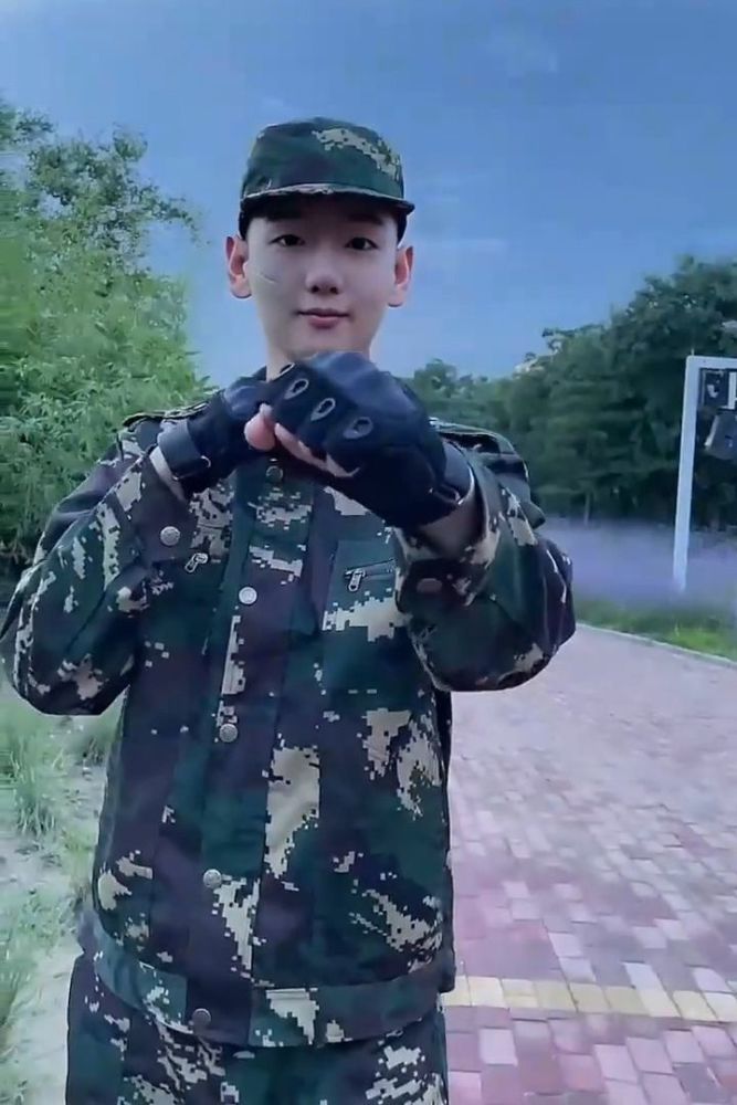 "吃个桃桃"风小逸剪寸头,换上军训服,终于像个正常男生了