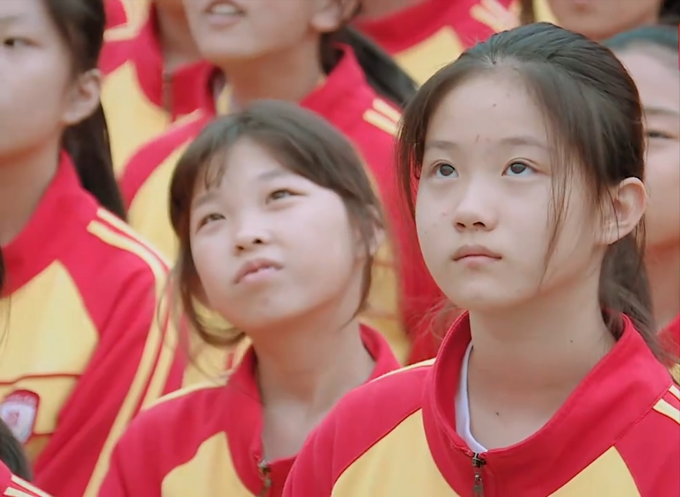 初一女孩因沉迷写小说,而严重偏科,爸爸怒撕女儿30万字手写小说_腾讯