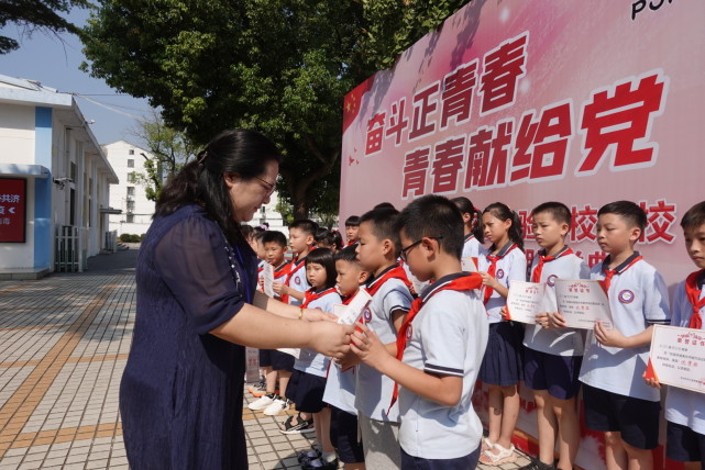 柯晴校长为本次开学典礼致辞,对同学们在新学期提出了新的希望和要求