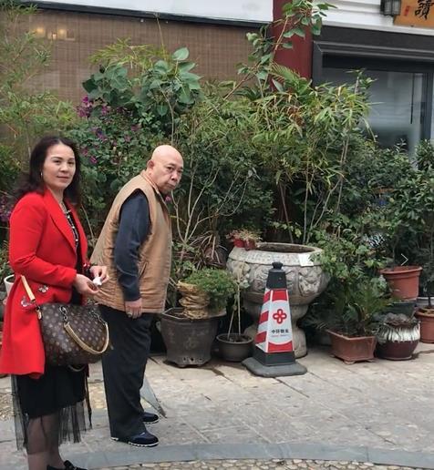 74岁黄一飞获得杰出贡献奖收藏整墙佛像曾为河南捐款