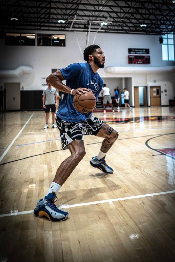 塔图姆晒休赛期训练照 肌肉线条堪称完美_腾讯新闻