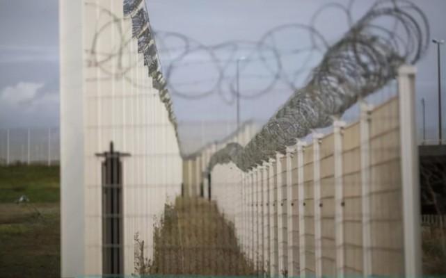 云南边境1000里隔离墙建成,美媒感叹天壤之别