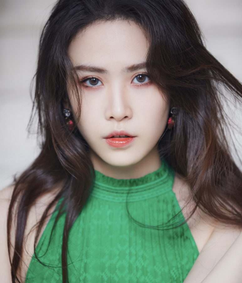 可塑性是评价一个演员好坏的重要标准之一,刘美彤女装扮相明眸皓齿