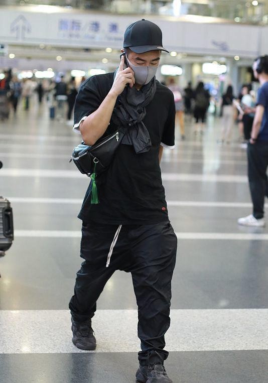 陈小春真是大湾区潮男,橘色t恤配灰色工装裤,鲜亮有型挺可爱的