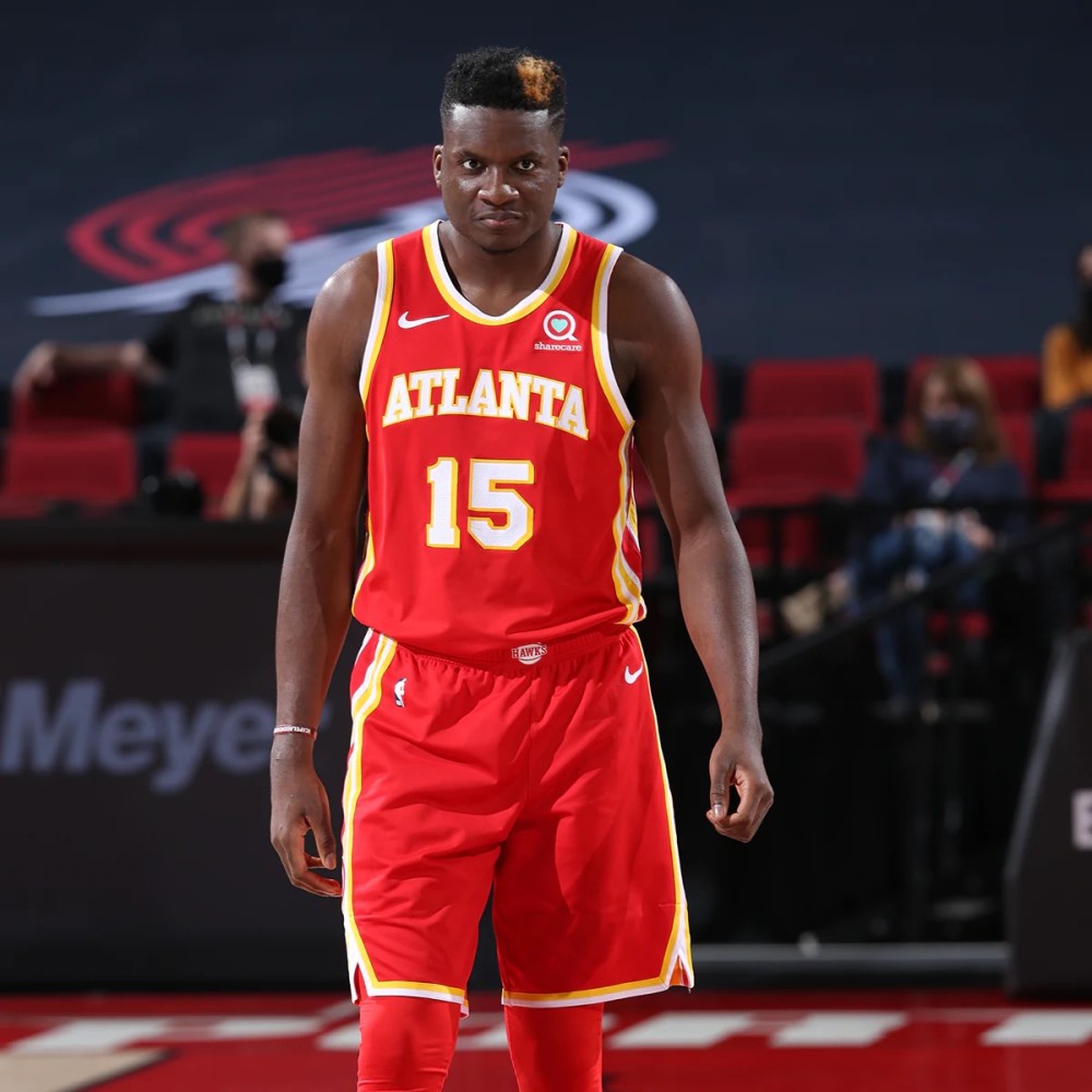 老鹰2年4600万提前续约卡佩拉27岁饼皇成长为篮板王继续辅佐特雷杨