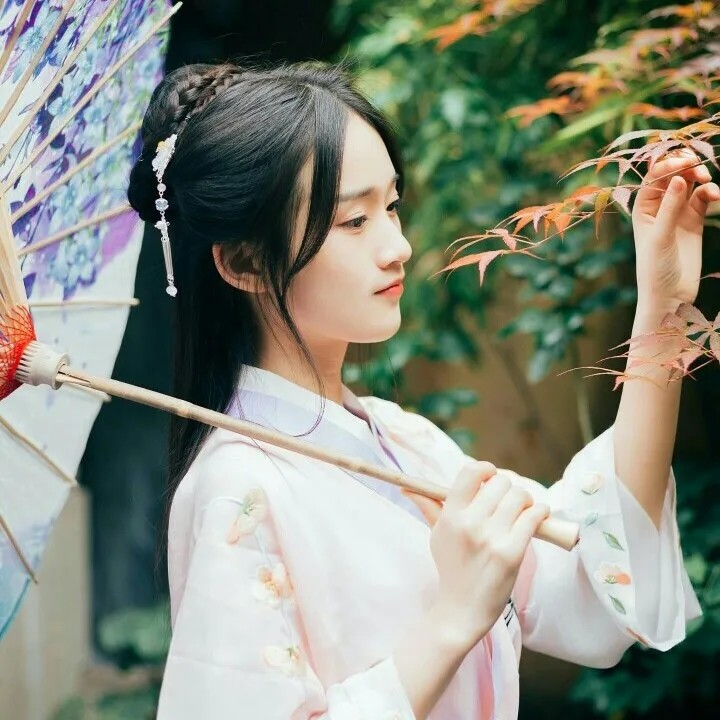 唯美中国风女生头像青春是一场大雨即使感冒了还盼望回头再淋它一次