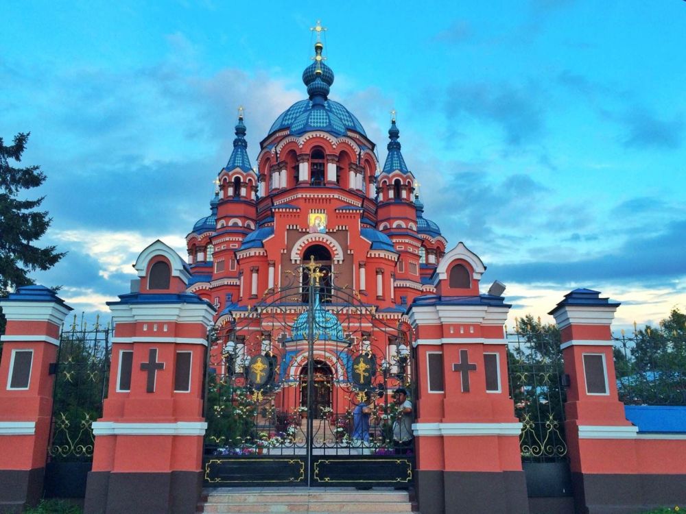 漫长且寒冷路边每一家小酒馆都会常备驱寒的烈酒搭配上柔韧的俄罗斯