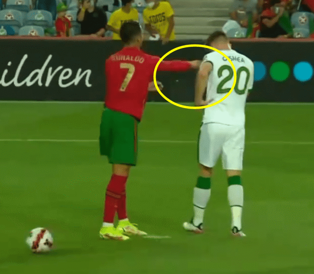 结果奥谢也是戏精附体,他直接蹲地上了,向裁判抗议c罗的行为,但是裁判