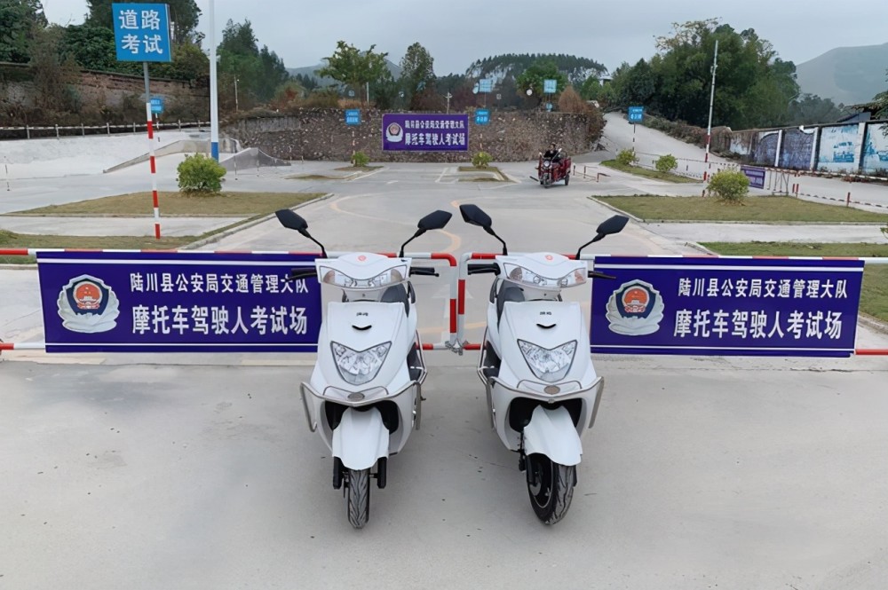 第二部分是场地驾驶技巧的考试,第二部分是道路行驶技巧的考试,而科目