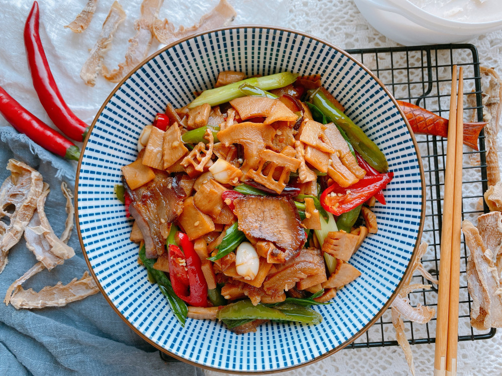 笋干是比较吸油的,想要炒出来的笋干好吃,在炒的时候可以用五花肉