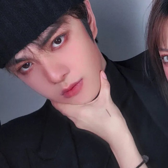 真人情头:爱我的人会爱上我的缺点,不爱我的人无法理解我的美