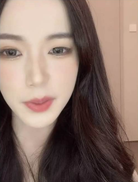"抖音第一美女"直播一半突变大小眼 网友:双眼皮去哪了?
