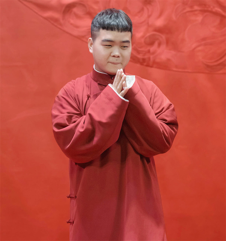 玩笑应适度,尚筱菊抱着谢金儿子合影,一句调侃惹网友反感