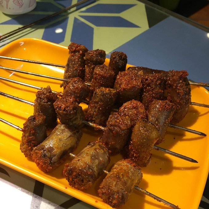 烤羊肠羊肠再次返场炉火也忍不住为其鼓掌滋啦噼啪声不绝于耳烤到表皮