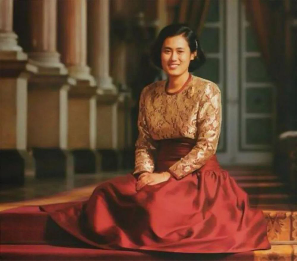 诗琳通公主的新造型满是元气香槟色衬衫遮住肚腩缎面裙真丝滑