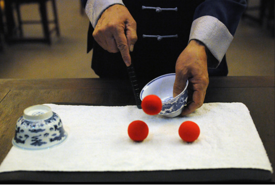 于是王宝合特意请富商走近,再次娴熟地表演了一遍三仙归洞.