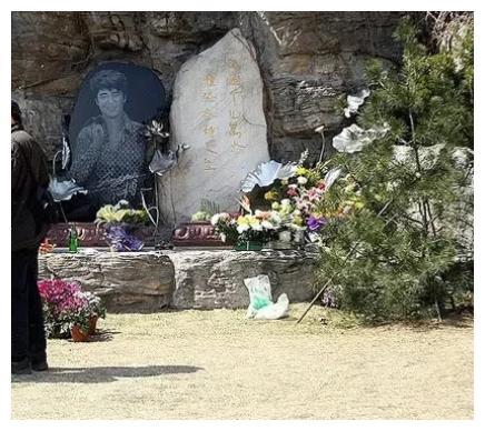 2011年,尚于博在楼顶徘徊3小时后跃下,与"林妹妹"陈晓旭葬在一起