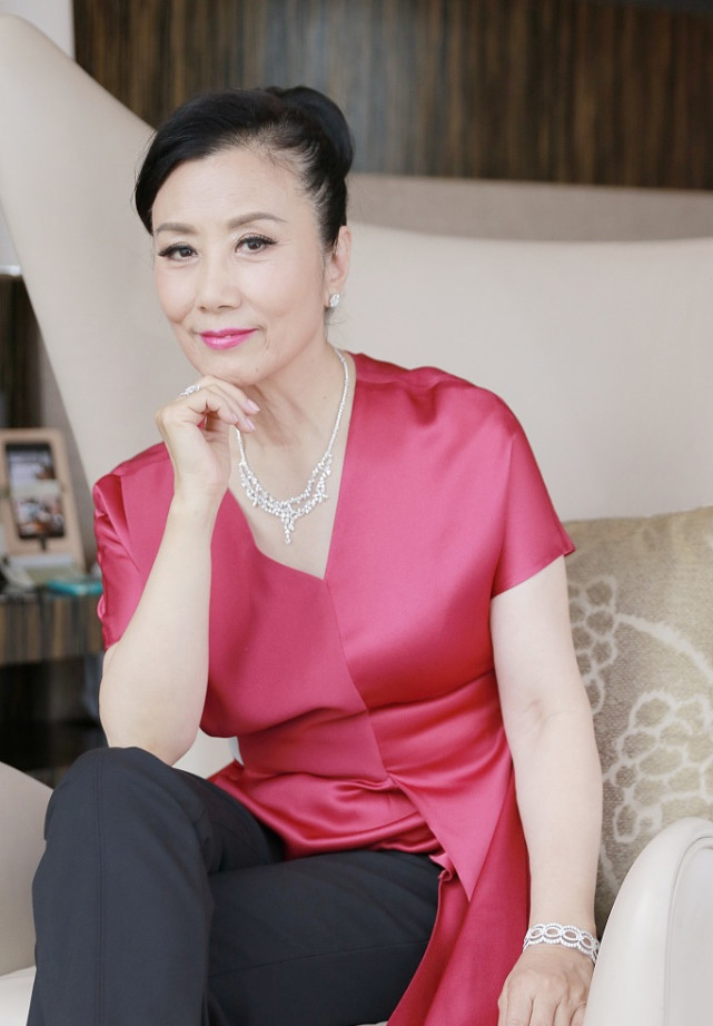 汪明荃就算老了穿衣也很有格调拼接上衣配九分裤高级又显年轻