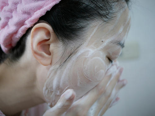 没有做过脸部深层清洁的朋友注意啦!这里有正确的清洁方法快抱走