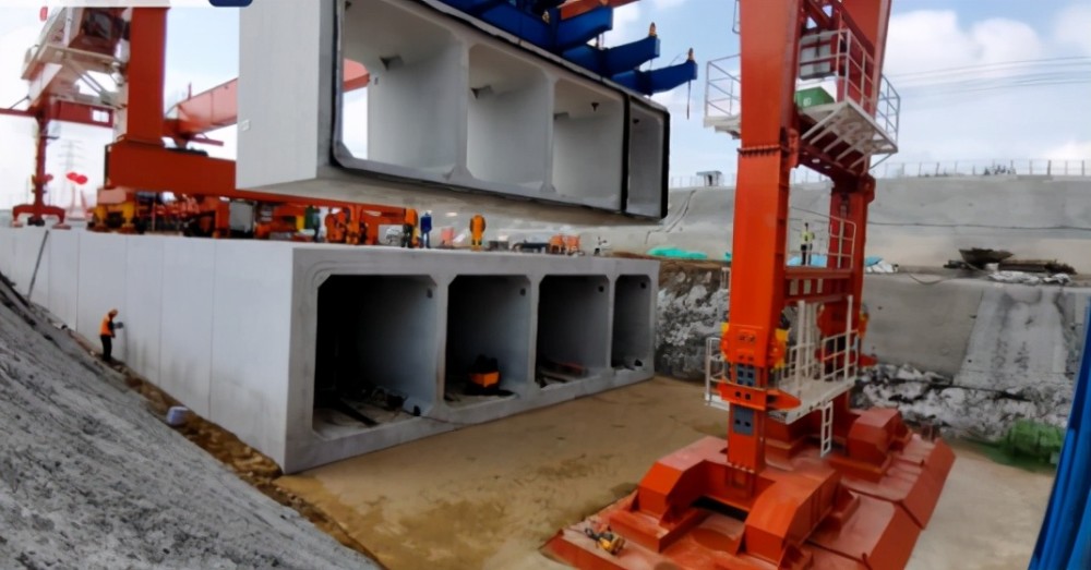 雄安首个长节段大吨位预制拼装综合管廊完成,为全球最大吨位