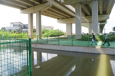 位于黄圃快线鸡鸦水道特大桥下的防污染应急池