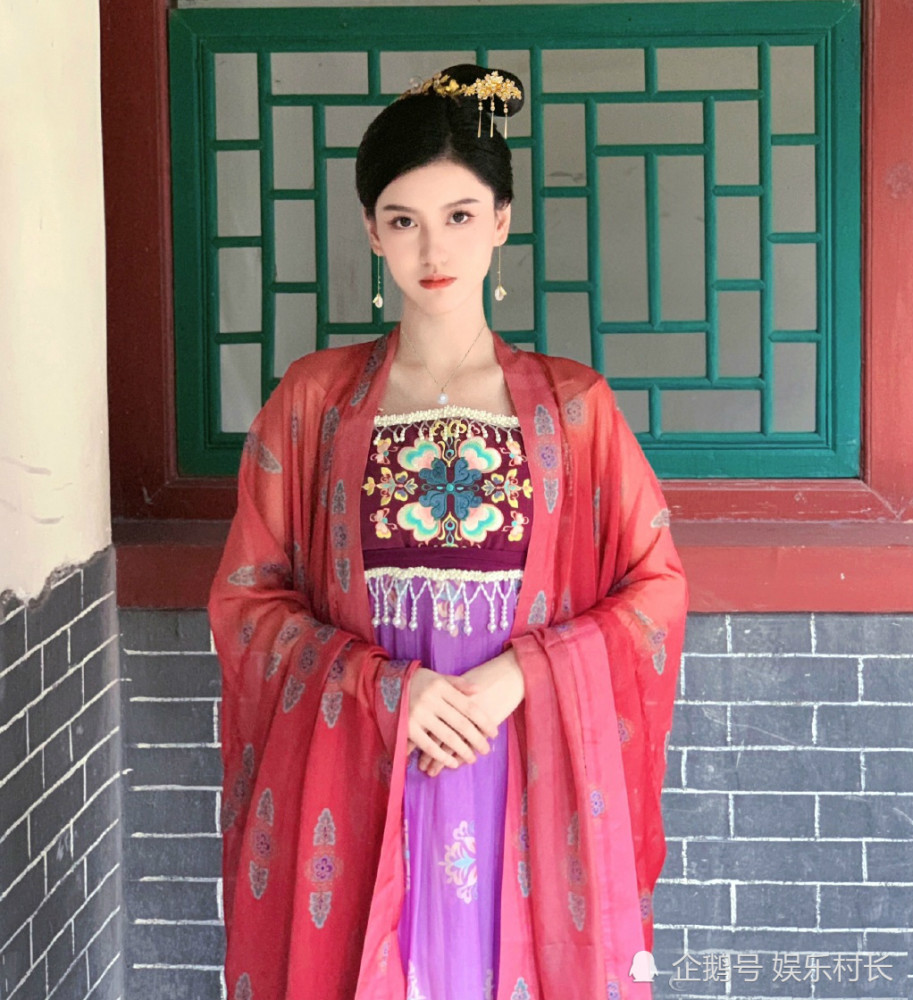 《安乐传》最飒造型，迪丽热巴白发编发，龚俊黑金华服，女群演颜值非常高