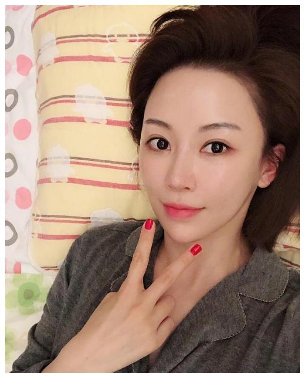 九球天后潘曉婷40歲仍單身看看她洗澡後的自拍照你敢追