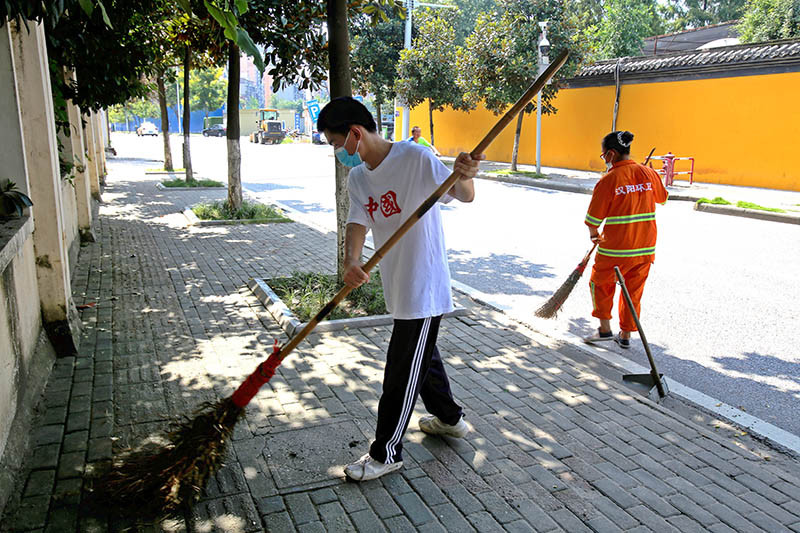 18岁准大学生刘熠铭帮环卫妈妈扫地.