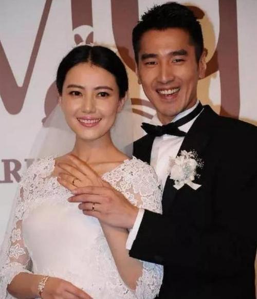 高圆圆赵又廷成都街头甜蜜秀恩爱,羡煞众人