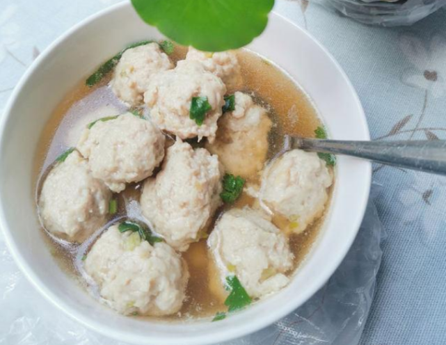 汆肉丸这么做肉嫩香味浓个个煮不散教您详细做法快来学