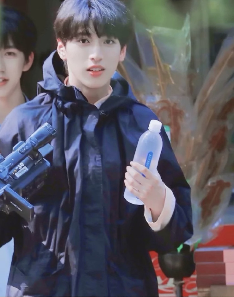 让你怦然心动的严浩翔女友视角图片