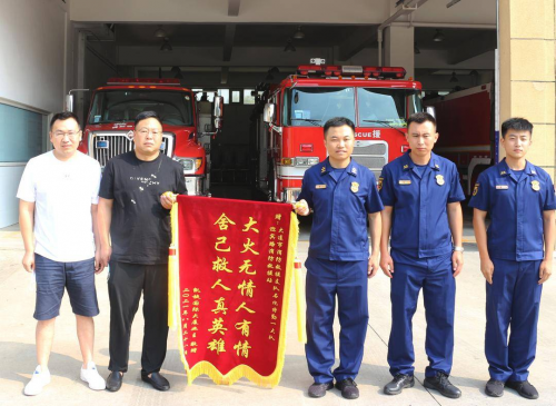 大連消防石化特勤迎賓路救援站兩名消防員從19樓火場背下被困老人