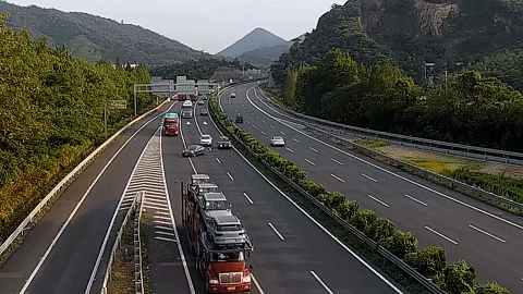 随意变道 可能会引发严重的后果 8月30日下午5点20分许,g25长深高速