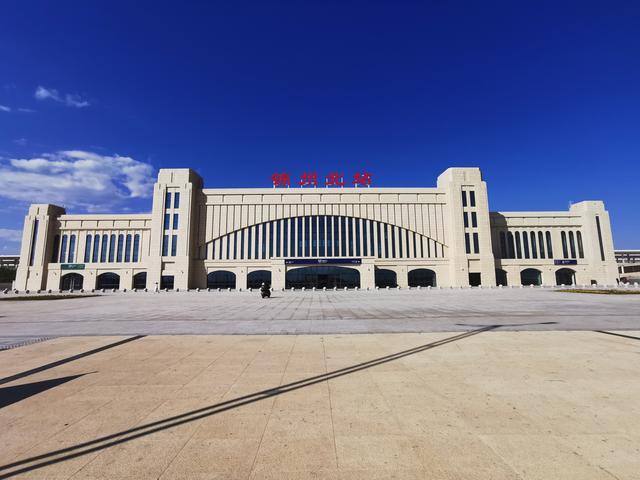锦州北站美若景点,户外座椅很人性化,休闲打卡的人快比乘客多了
