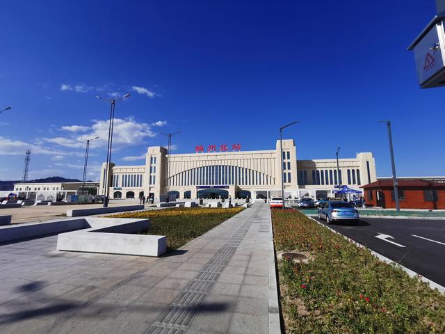 锦州北站美若景点,户外座椅很人性化,休闲打卡的人快比乘客多了