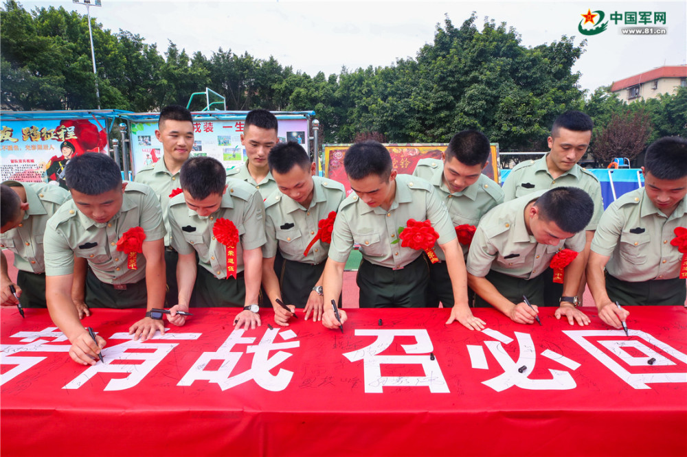 退伍季武警退役老兵泪别军营光荣返乡