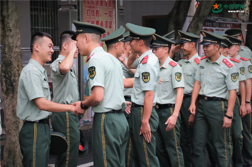 退伍季武警退役老兵泪别军营光荣返乡