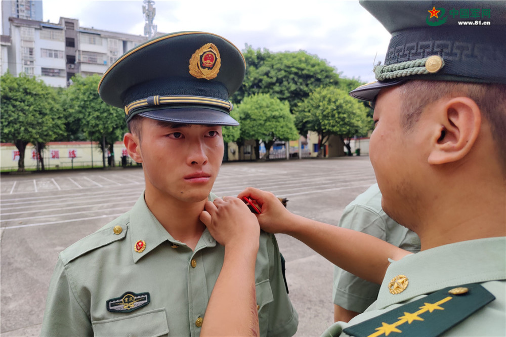 班长为退役老兵卸下领花,肩章.