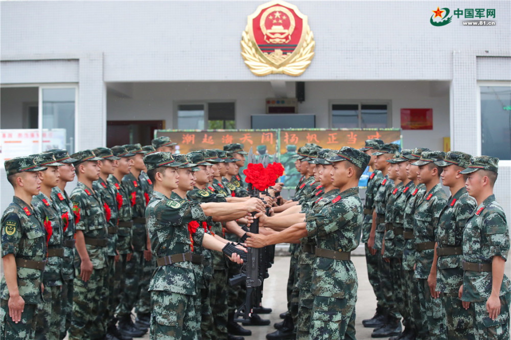 退伍季武警退役老兵泪别军营光荣返乡