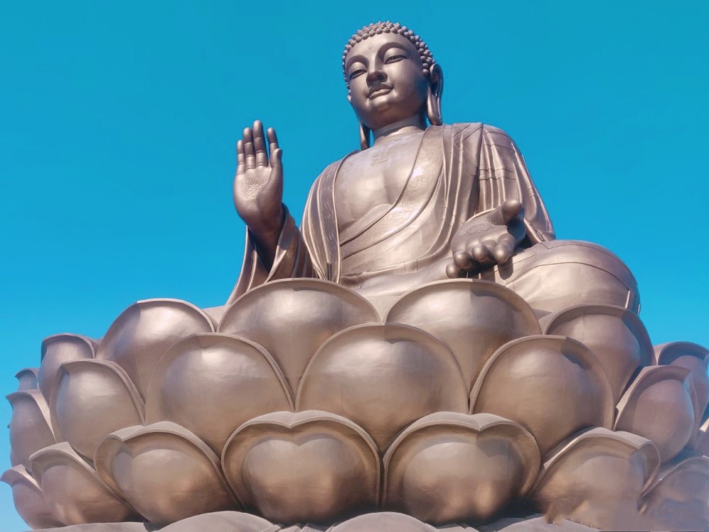 在正觉寺前的广场——法音广场上,有着一尊外形与大佛一模一样,但是