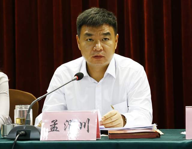 华阴市委副书记,代市长孟渭川主持会议.