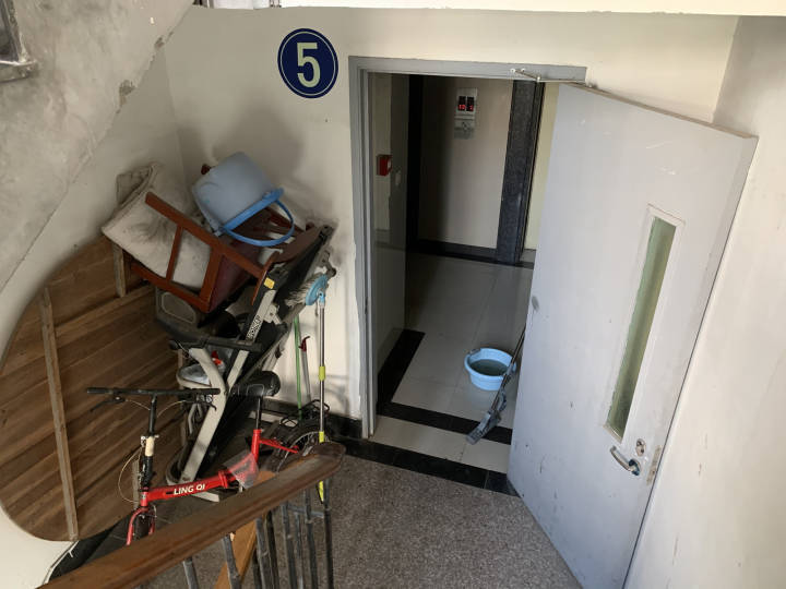 堆放的杂物必须断离舍现在的地下室楼道舒畅呀