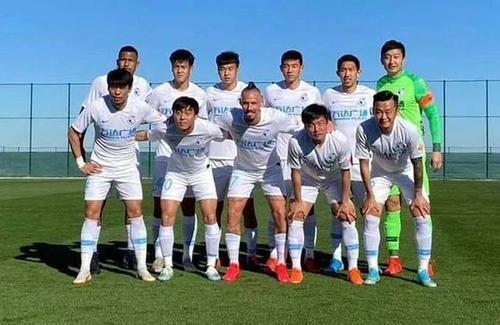 中超 凌晨6点！中超巨星做出争议决定：中国足球遭重创，球迷骂声一片