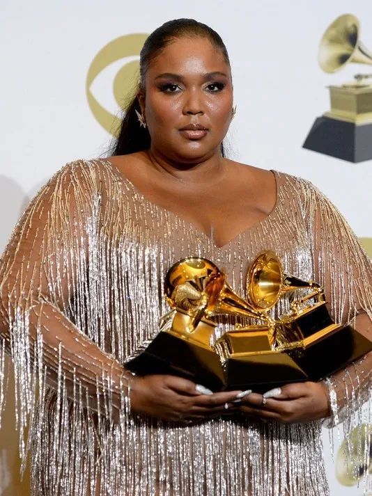 她还成为史上第一位登上过《vogue》美国版,英国版封面的黑人女rapper