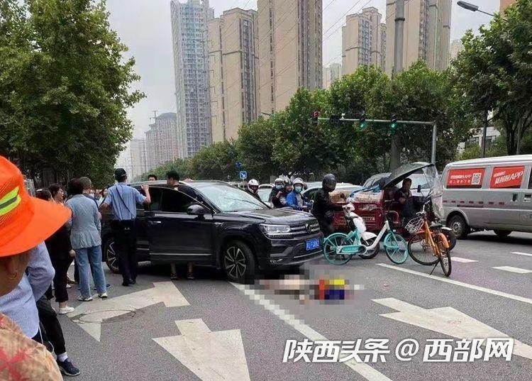 西安太白南路今早发生一起车祸一名老人身亡