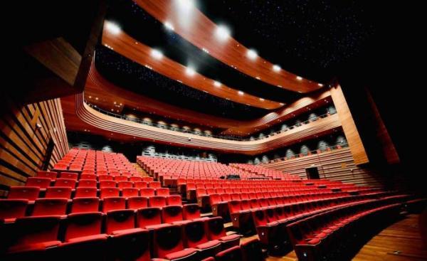 据北京人艺副院长赵同富介绍,可容纳700人的曹禺剧场,"品"字形的舞台